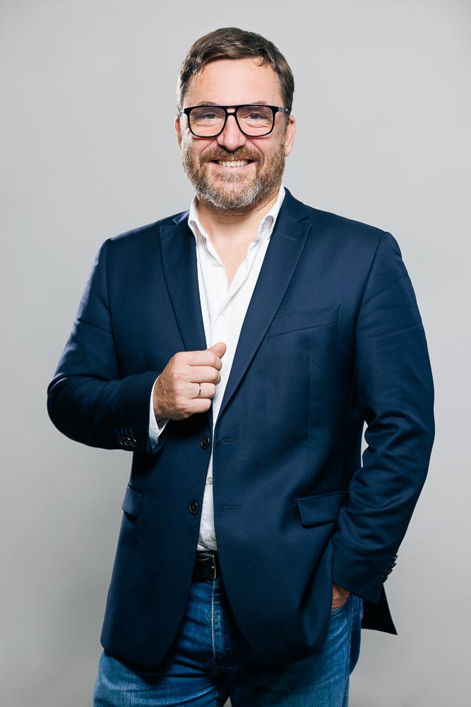 Portrait naturel d'un homme ambitieux dans un cadre parisien pour Photo CV