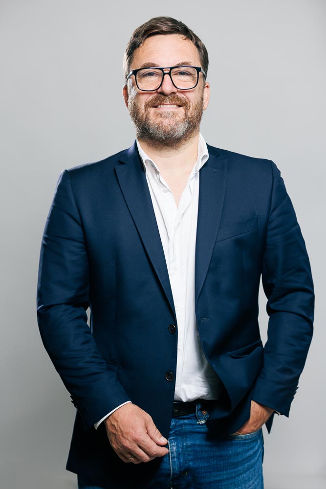 Profil sérieux d'un candidat masculin en ambiance professionnelle à Paris