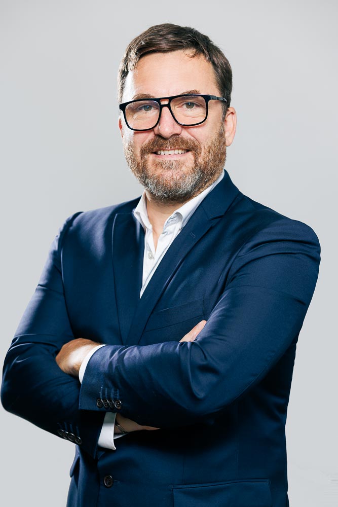 Expression confiante d'un homme en costume lors d'une séance Photo CV à Paris