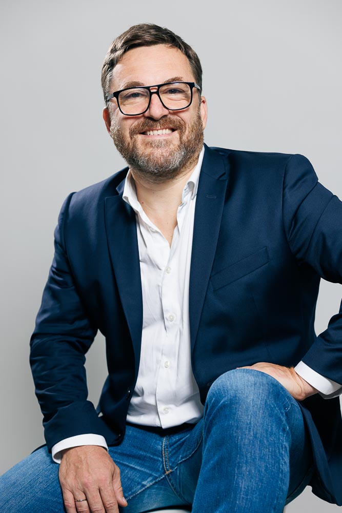 Capture dynamique d'homme avec fond urbain parisien, dignité et professionnalisme