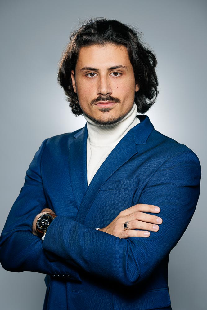 Dirigeant en portrait élégant avec retouches légères pour valoriser son image professionnelle