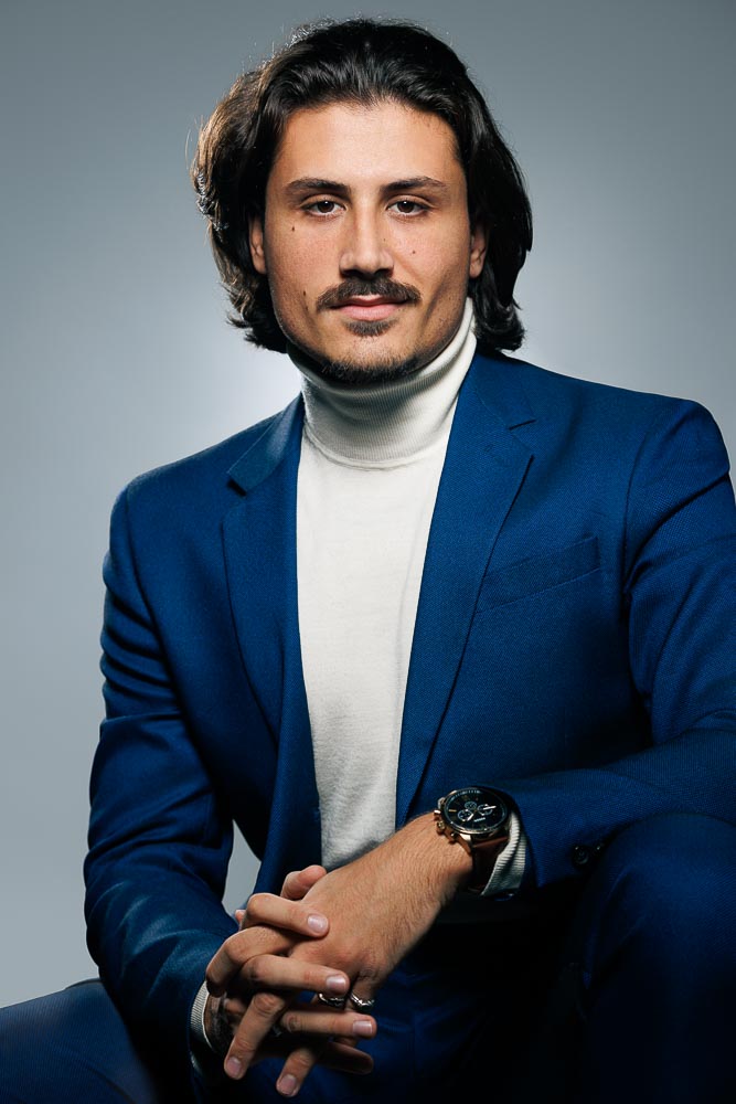 Équipe d’entreprise posant de manière naturelle lors d’une séance photo corporate dynamique