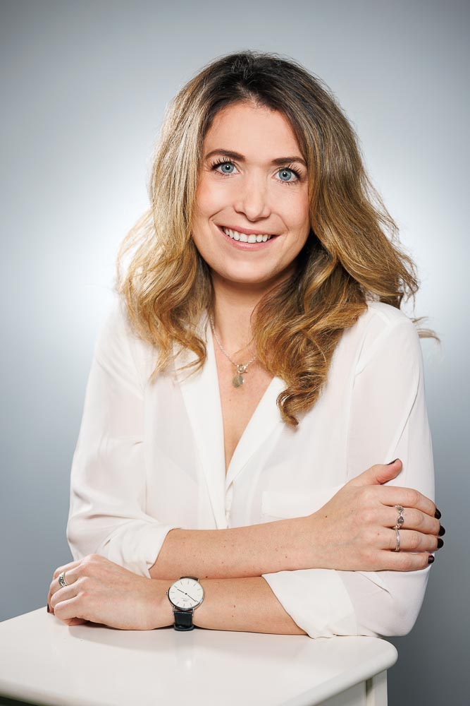 Marie en posture sérieuse, capturée lors d'une séance photo pour valoriser le CV