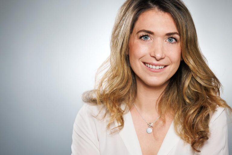 Photo dynamique montrant Marie prête à faire impression sur le marché du travail