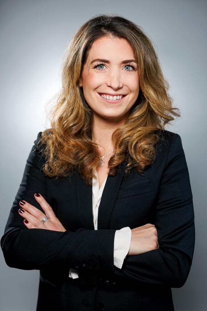 Cliché de Marie en tenue professionnelle, idéal pour CV et profil LinkedIn