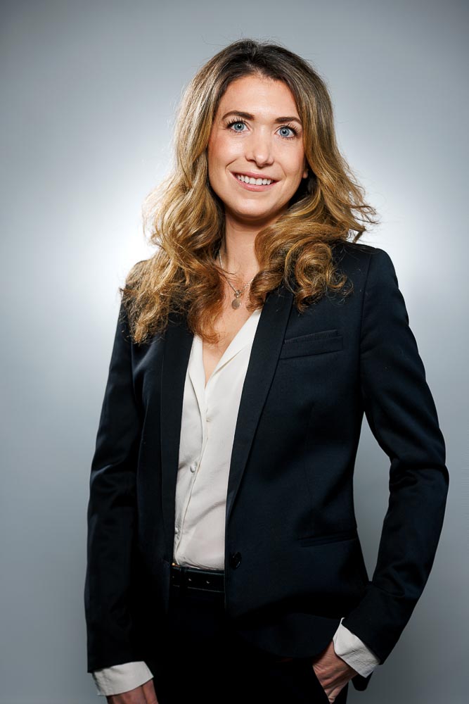 Portrait soigné de Marie avec un sourire professionnel et naturel, parfait pour LinkedIn