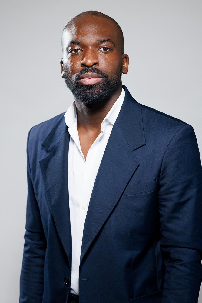 Portrait élégant d’un candidat masculin, parfait pour renforcer l’impact d’un CV à Paris.