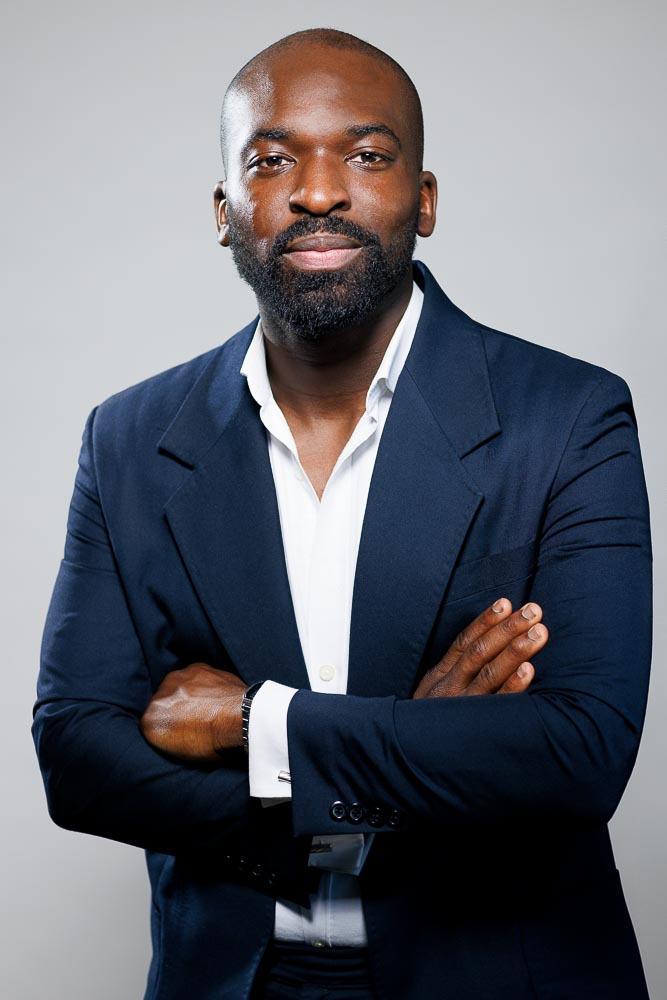 Image nette d’un homme en costume, représentant un profil professionnel parisien.