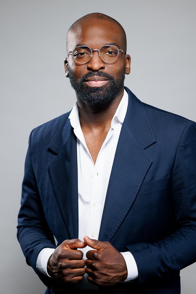 Portrait d’un homme dynamique avec un regard assuré, prêt à convaincre les recruteurs.