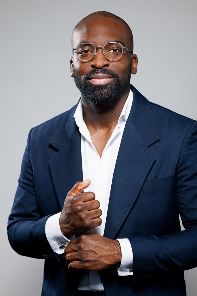Portrait professionnel d’un homme à Paris donnant une image confiante et sérieuse pour un CV.