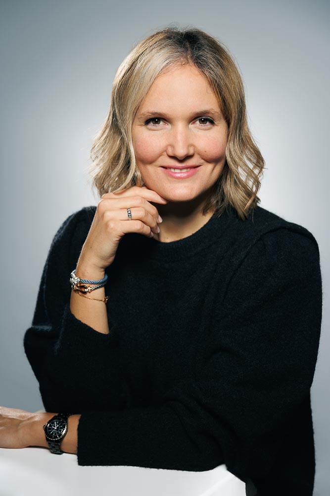 Cadrage rapproché sur Adeline mettant en valeur son regard sérieux et son professionnalisme.