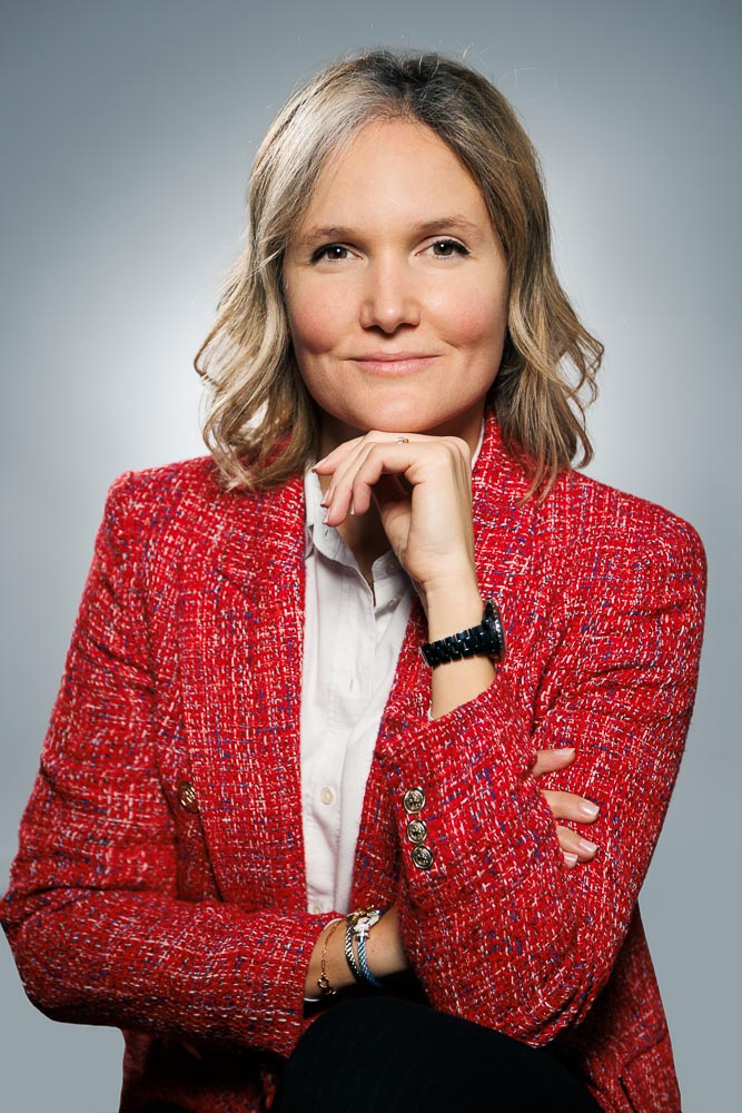 Sourire doux et regard direct, image d’Adeline renforçant la crédibilité professionnelle.