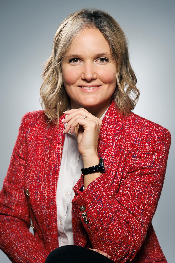 Adeline présente une posture assurée dans une image propre et bien cadrée.