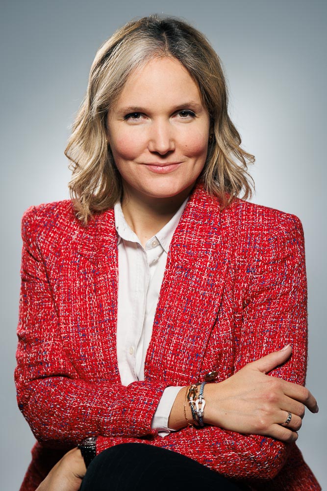 Expression posée et regard clair d’Adeline, idéal pour valoriser un profil professionnel.