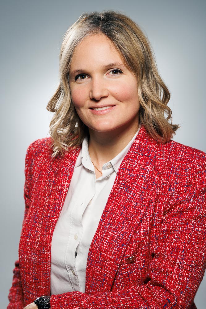 Portrait net d’Adeline illustrant confiance et professionnalisme pour candidature à Paris.