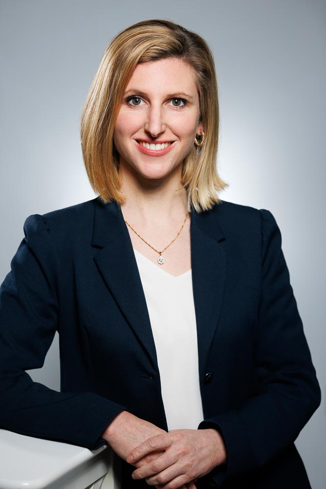 Lumière douce illuminant le visage d’Emmanuelle, portrait pour usage professionnel