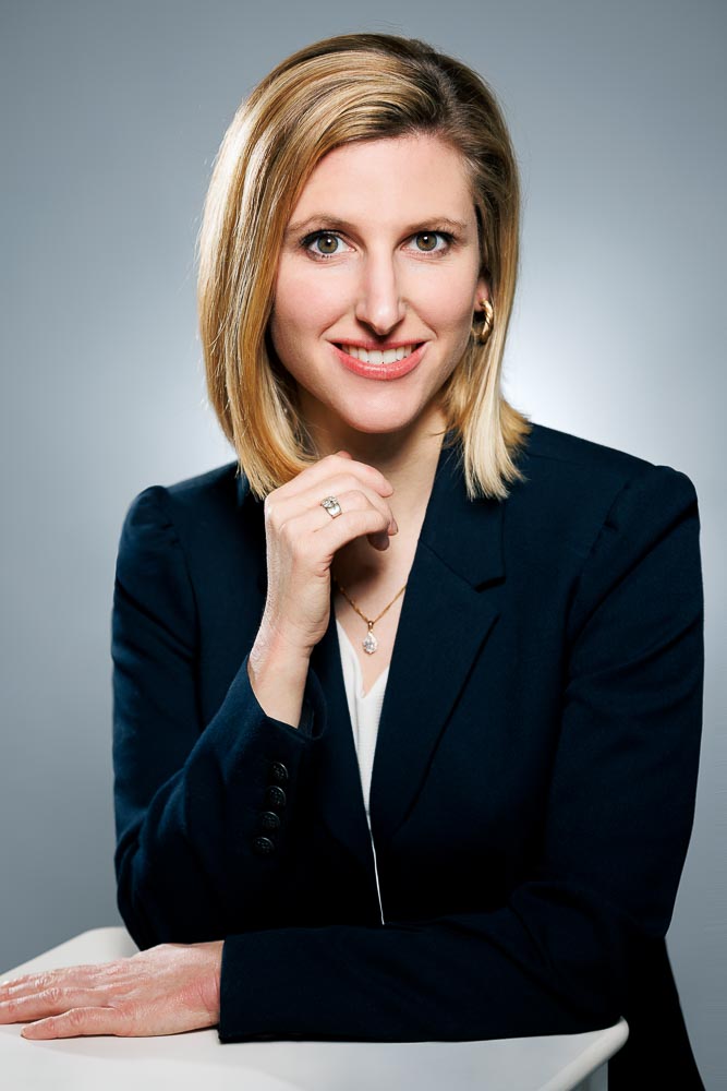 Portrait frontal d’Emmanuelle avec tenue professionnelle, expression engageante