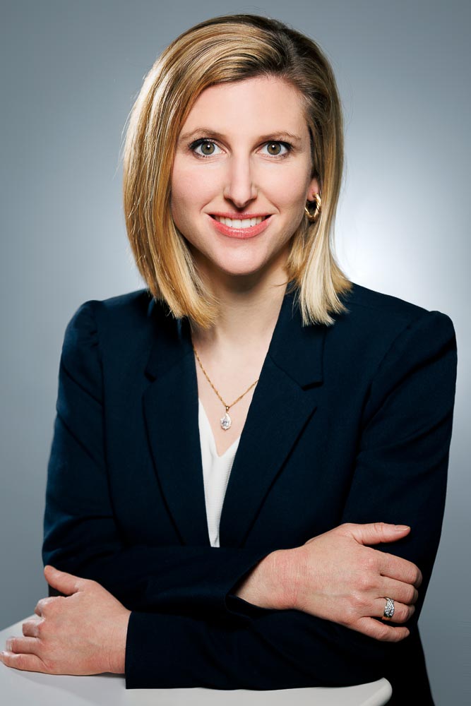 Photographie à contre-jour d’Emmanuelle, silhouette mise en valeur sur fond gris