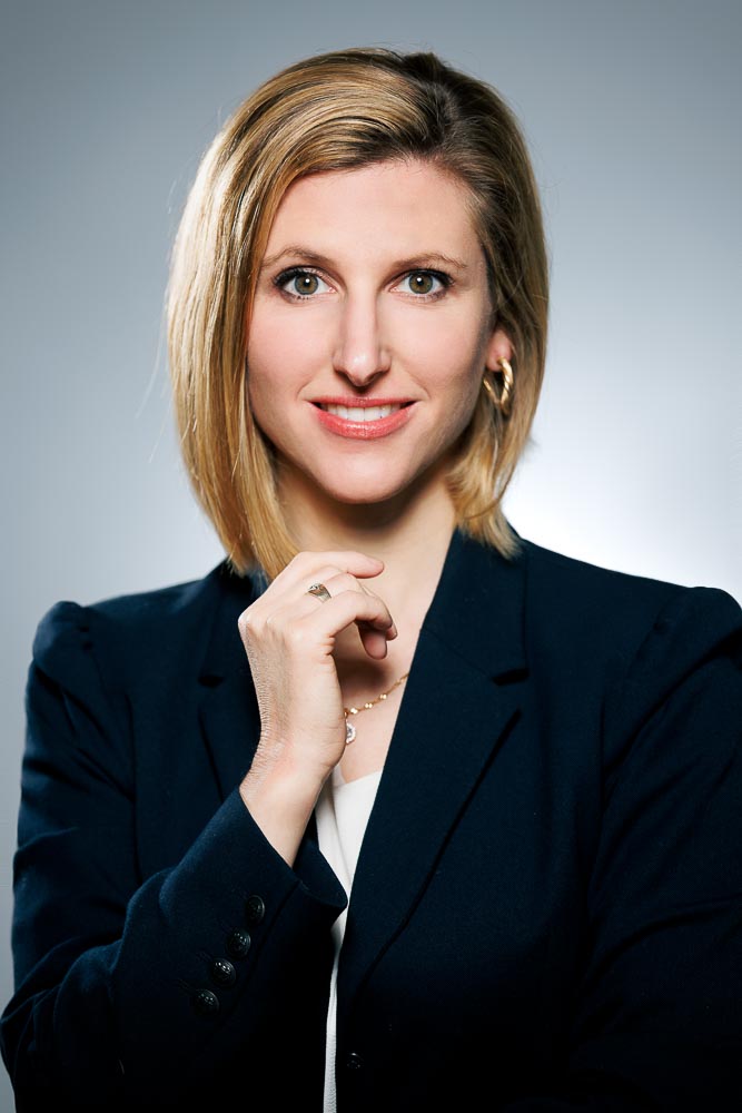 Portrait soigné d’Emmanuelle avec sourire léger, ambiance professionnelle chaleureuse