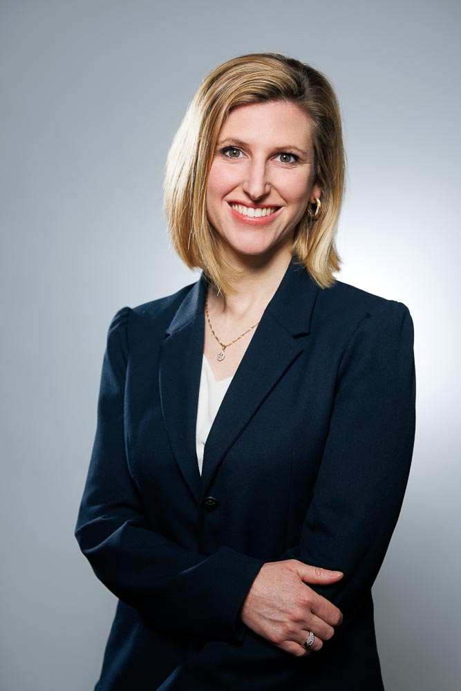 Emmanuelle en pose décontractée mais professionnelle, photo pour profil réseau pro