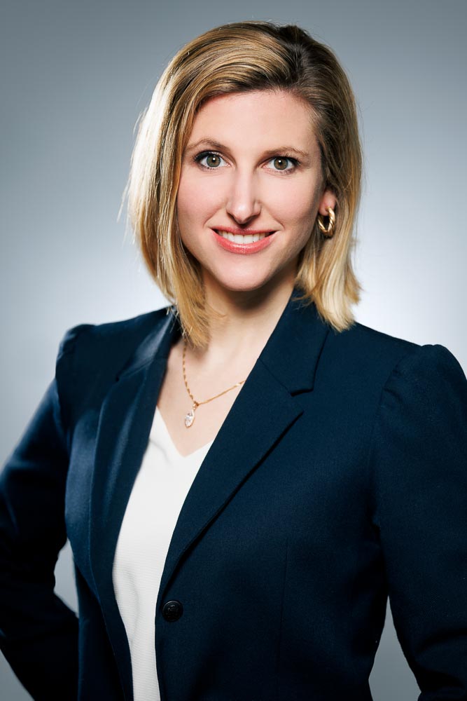 Regards et posture confiante d’Emmanuelle, portrait en lumière naturelle studio Paris