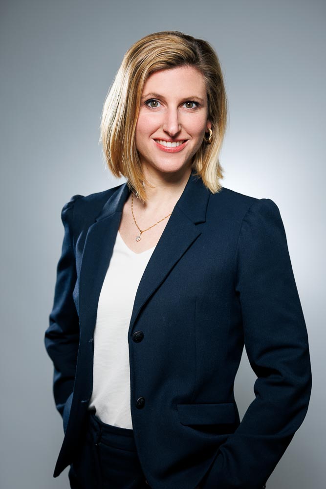 Portrait dynamique d’Emmanuelle dans un style moderne adapté aux profils LinkedIn