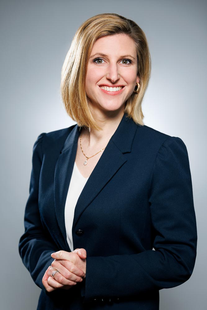 Cadrage serré sur Emmanuelle, photo portrait accentuant son professionnalisme