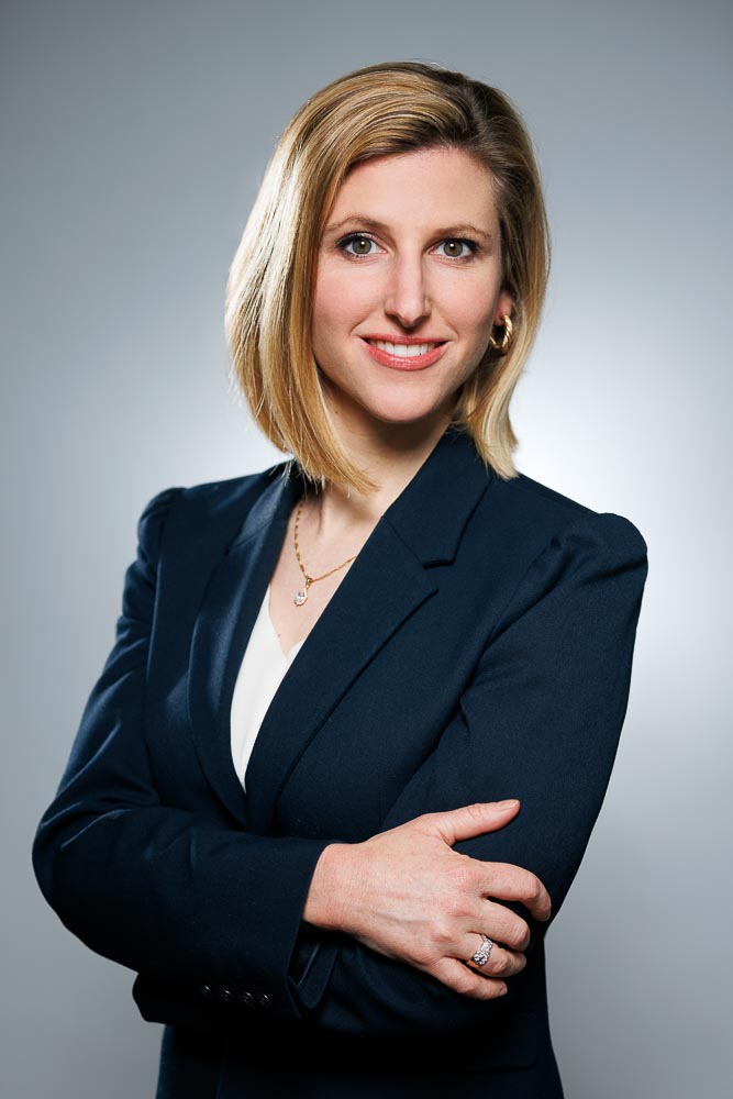 Portrait d’Emmanuelle avec lumière douce, mettant en valeur son regard affirmé