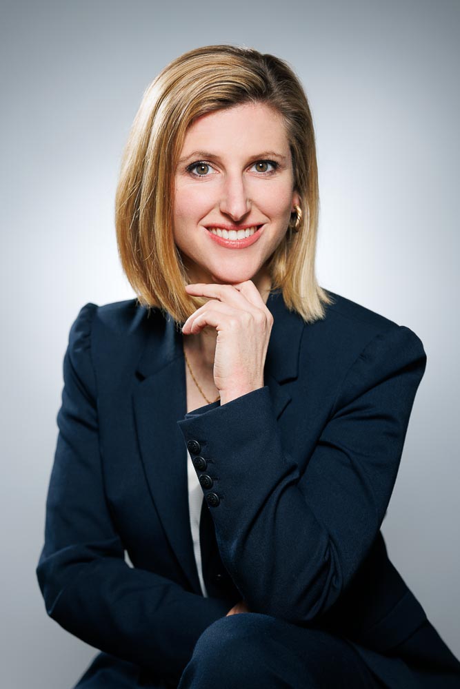 Expression naturelle d’Emmanuelle capturée dans un portrait professionnel en studio