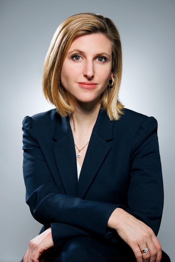 Emmanuelle en portrait sérieux avec fond neutre, intensité et confiance pour LinkedIn