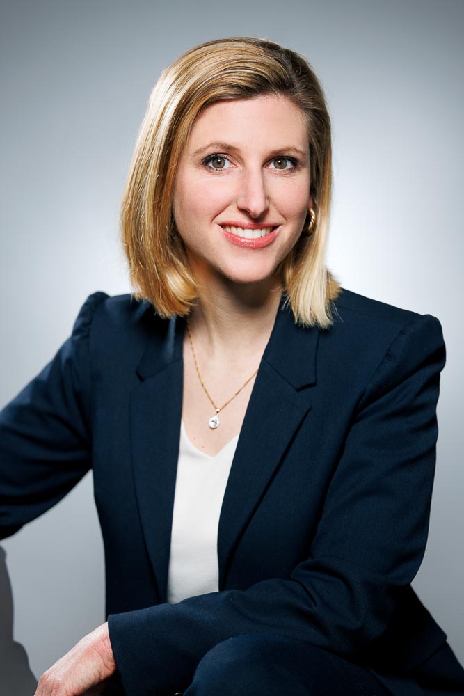 Portrait d’Emmanuelle en format paysage, sourire confiant et regard franc