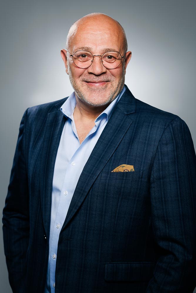 Portrait business, expression confiante et dynamique dans un cadre professionnel adapté aux besoins