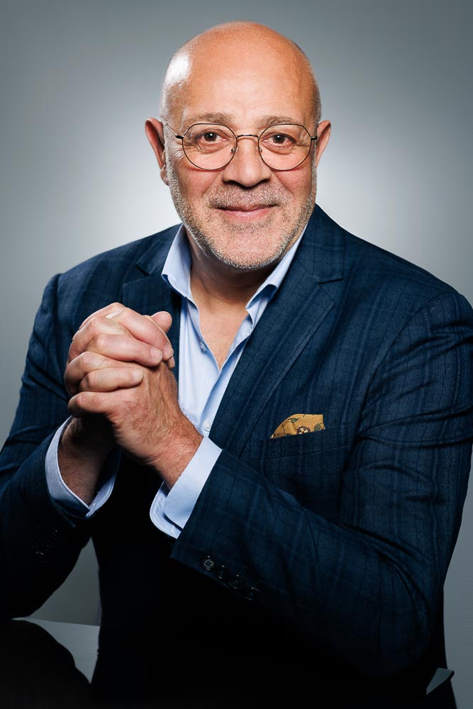 Freelance en portrait moderne capté dans notre studio à Paris 2, éclairage naturel et équilibré