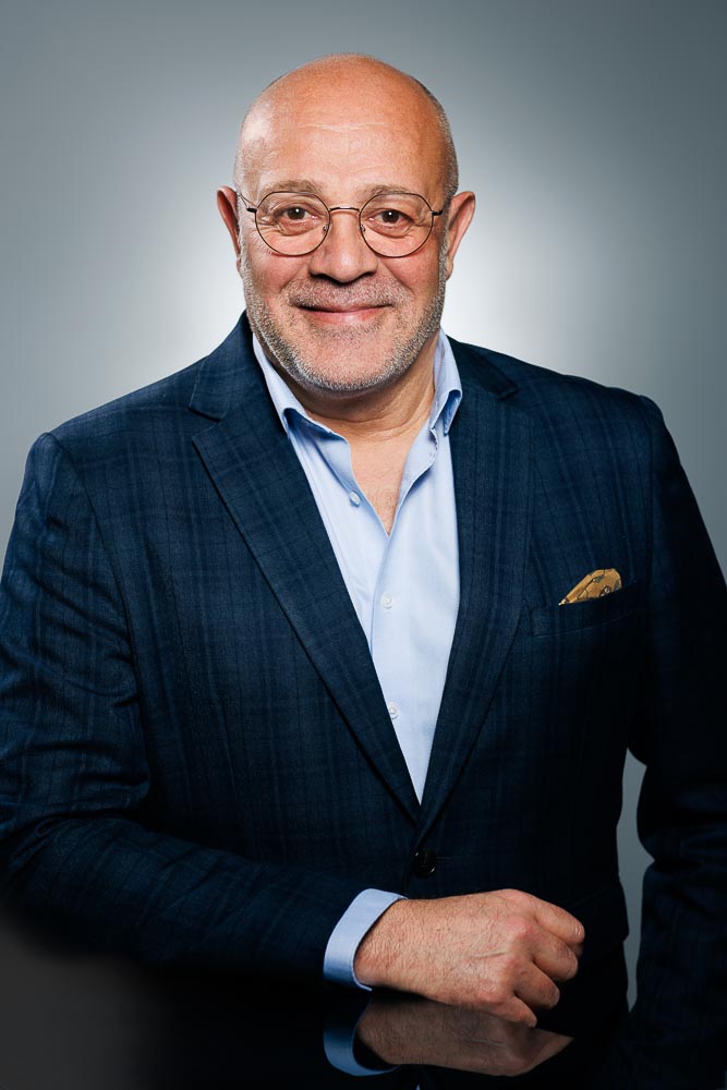 Consultant en pose décontractée, image professionnelle idéale pour LinkedIn et profils digitaux