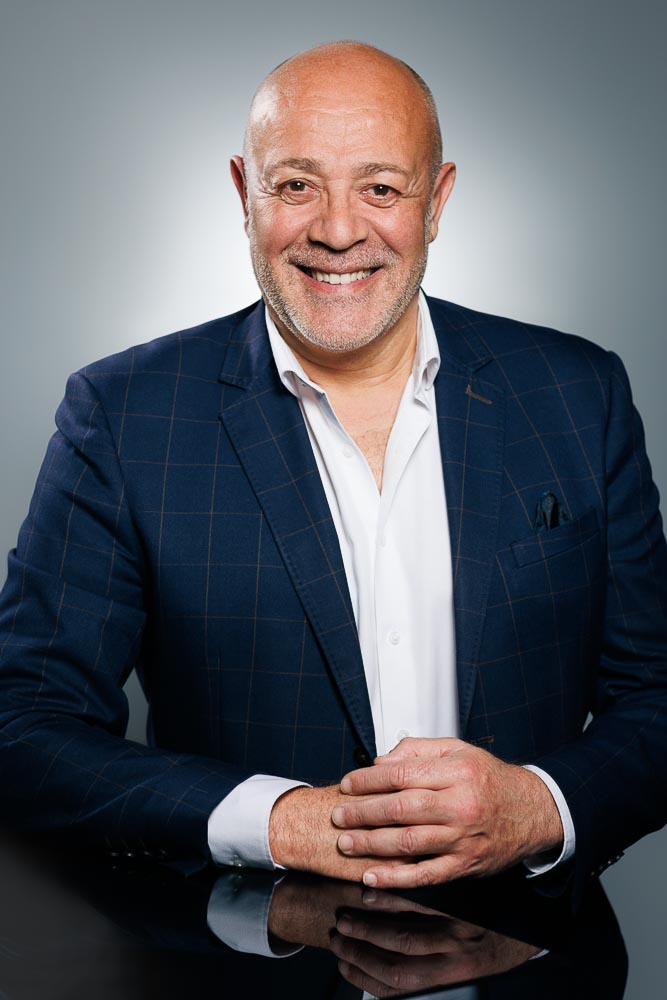 Portrait personnalisé pour entrepreneur, rendu authentique avec retouches légères et soignées