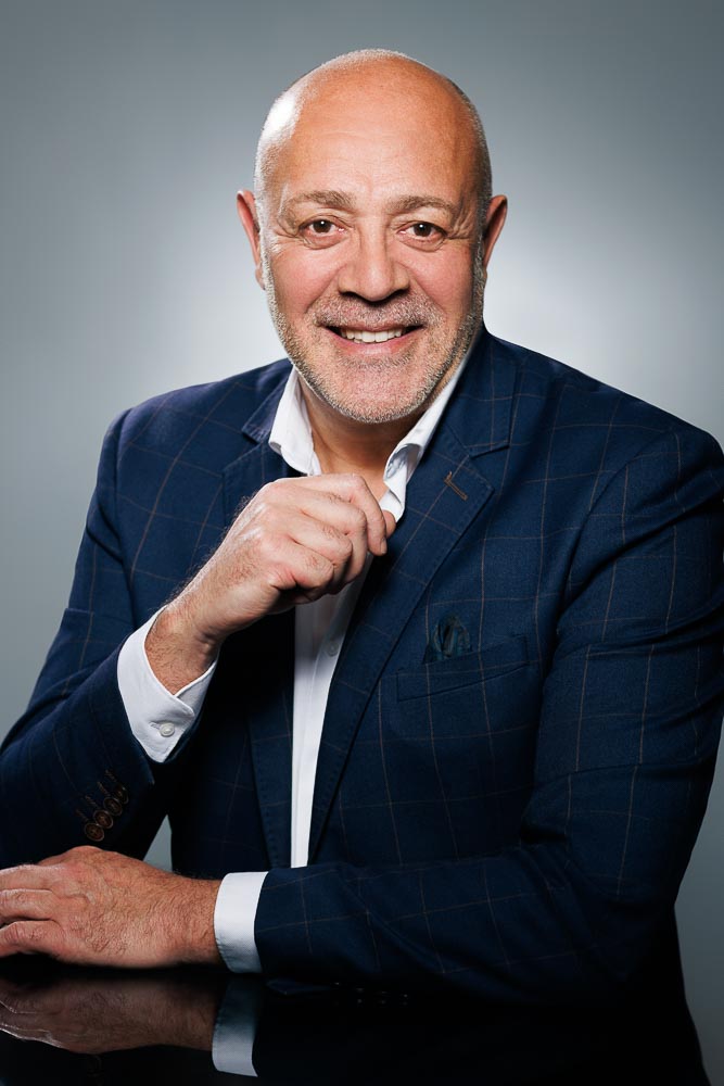 Cadre souriant en photo numérique, posture naturelle et engageante pour réseaux professionnels