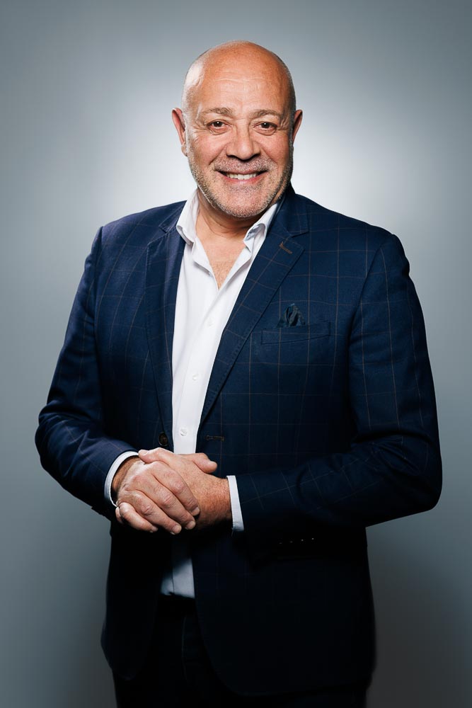 Visage détendu avec regard direct, photo qui met en avant une présence forte et accessible