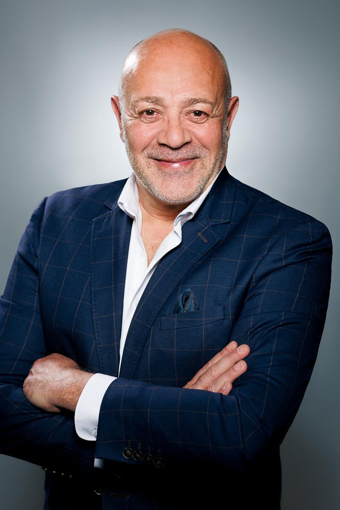 Portrait numérique studio, ambiance chaleureuse et professionnelle pour toutes catégories de profils