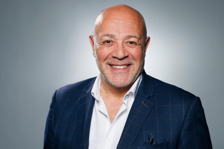 Image professionnelle présentant un consultant en milieu urbain, style sobre et naturel