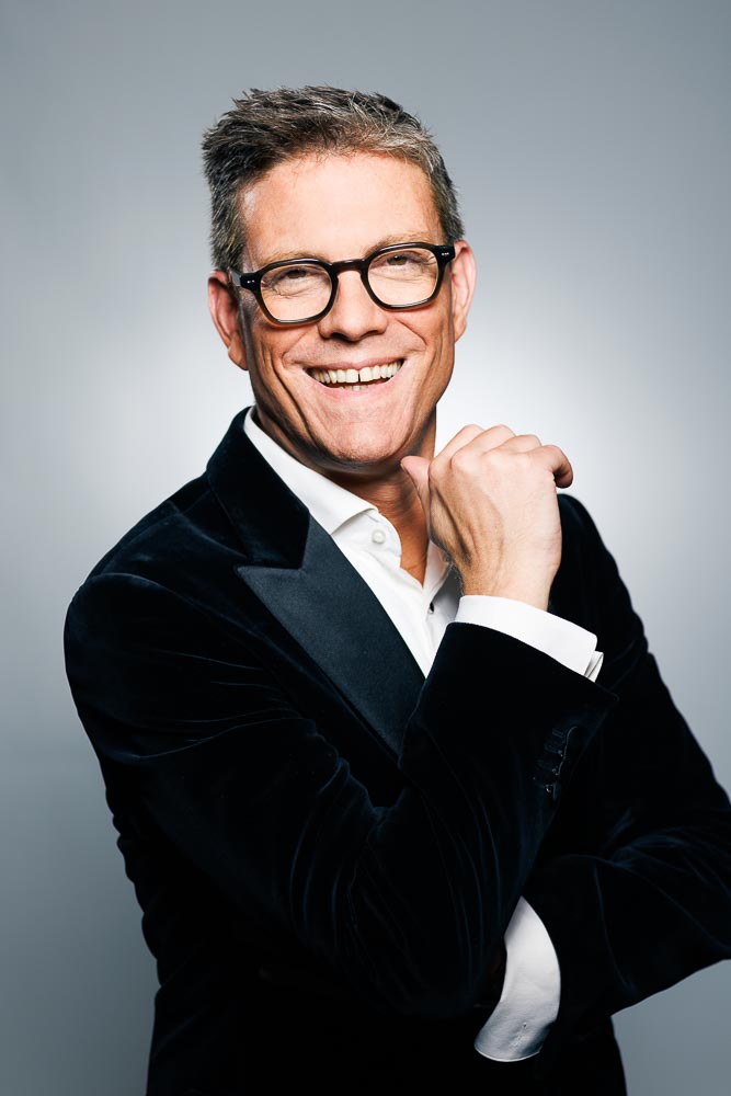 Photographie d’un dirigeant avec attitude accessible et ambiance professionnelle