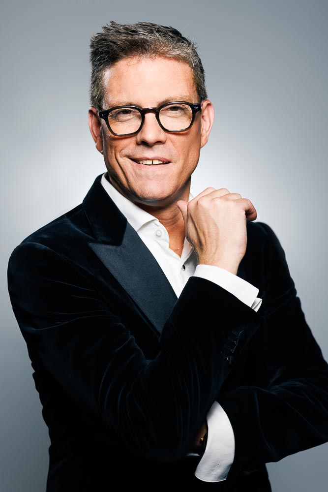 Portrait naturel d’un manager sous lumière professionnelle pour supports corporate