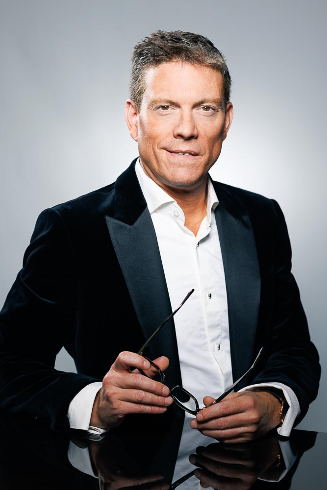 Image représentant un CEO en tenue professionnelle dans un studio à Paris