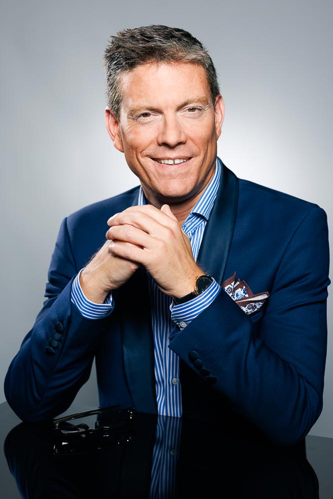 CEO capturé en plan moyen dans un cadre professionnel minimaliste et élégant