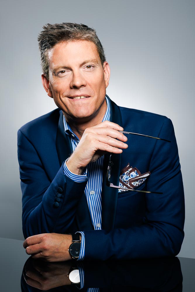 Portrait dynamique avec regard affirmé et posture confiante en studio à Paris