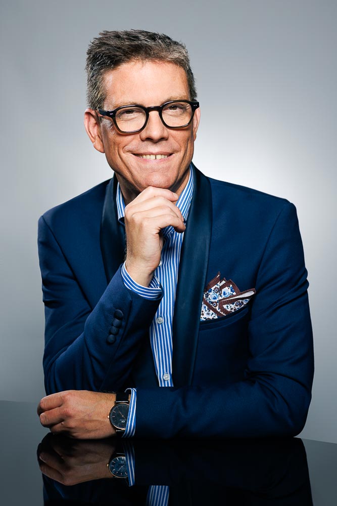 Dirigeant capturé avec une gestuelle subtile, dans un environnement maîtrisé