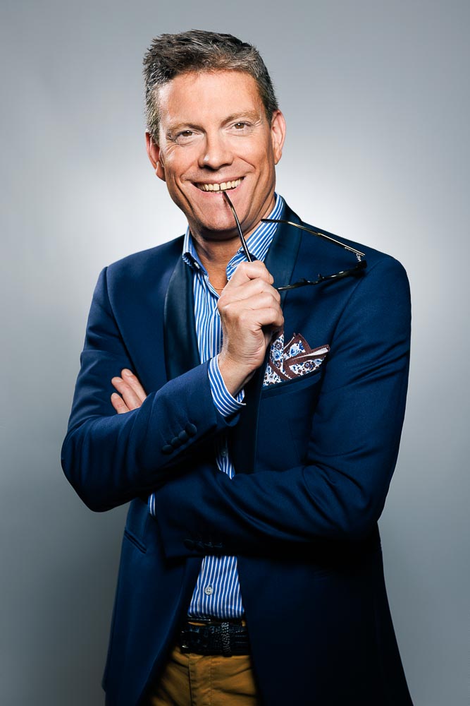 Image en gros plan mettant en avant l’expression naturelle et posée du dirigeant