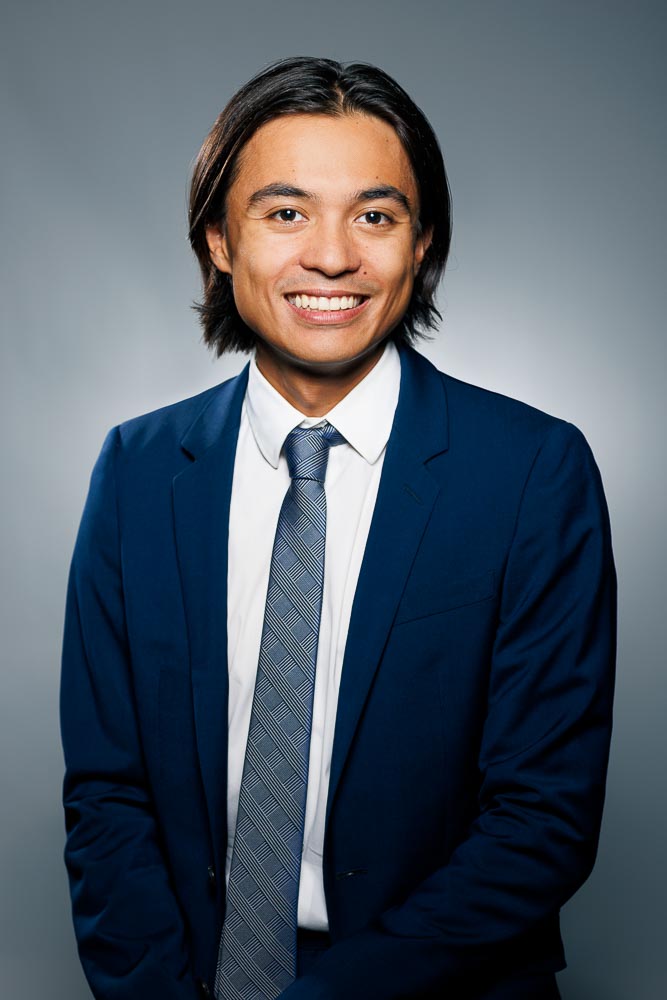 Portrait en lumière naturelle capturant sérieux et accessibilité professionnelle