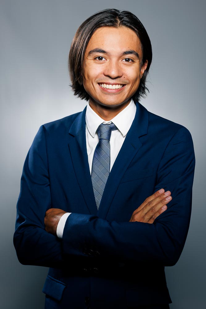 Regard direct de professionnel attentif dans un environnement visuel minimaliste