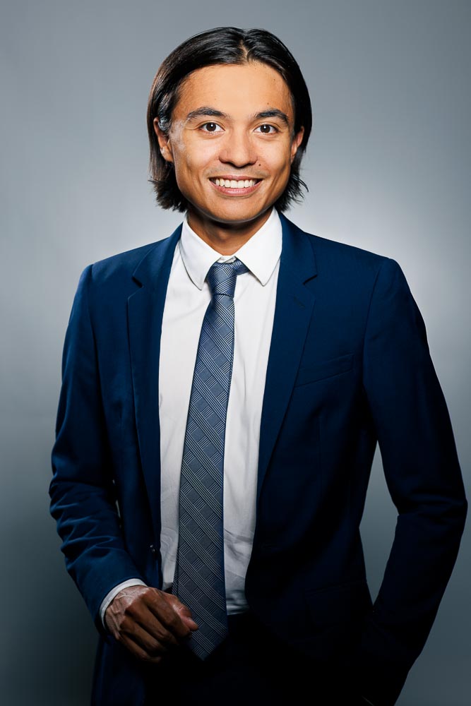 Expression chaleureuse et posture droite valorisant la confiance en soi