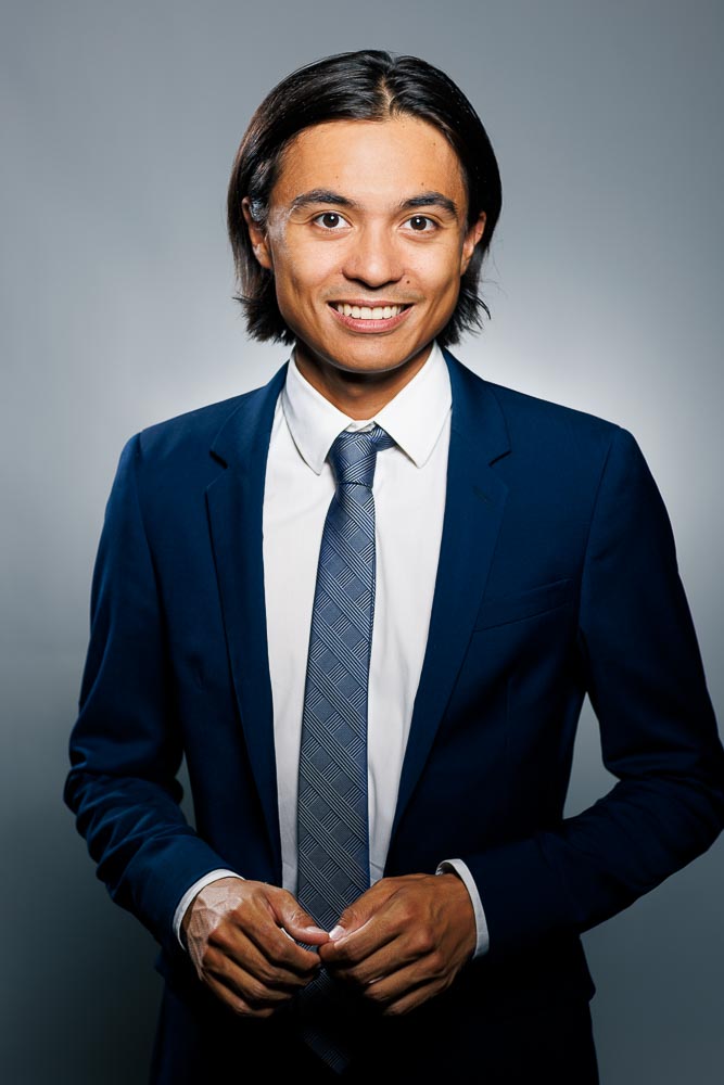 Image LinkedIn mettant en avant une posture assurée et un cadre neutre harmonieux